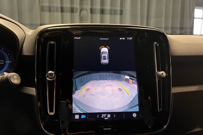 Grå Volvo XC40 fra 2023