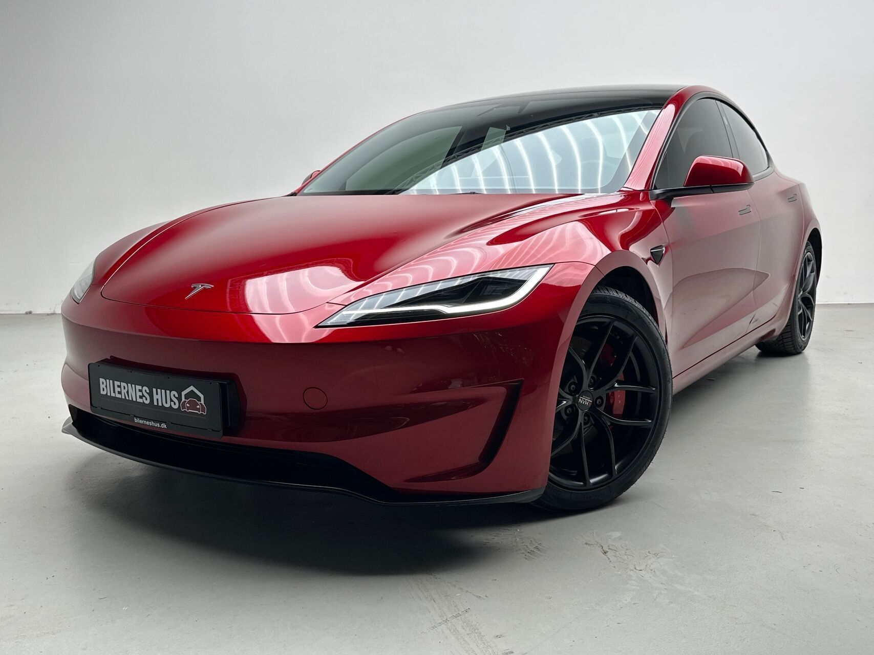 Rød Tesla Model 3 fra 2024