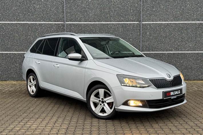 Sølv Skoda Fabia fra 2015 set udefra