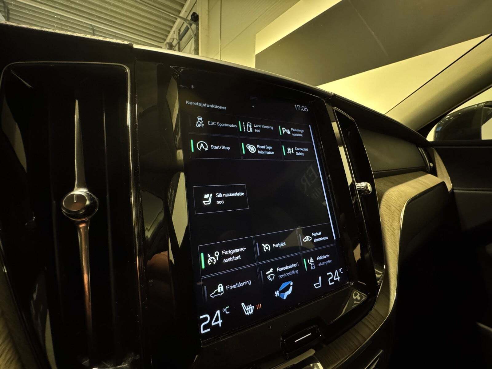 Grå Volvo XC60 fra 2020