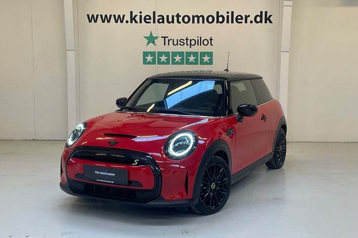 Rød Mini Cooper SE fra 2023 set udefra