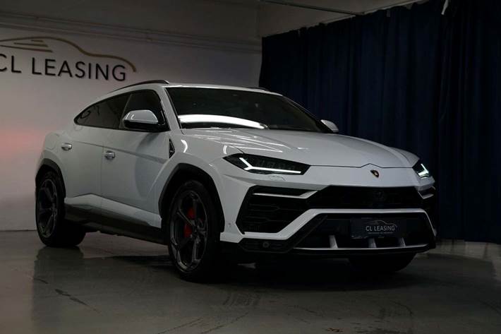 Hvid Lamborghini Urus fra 2019 set udefra