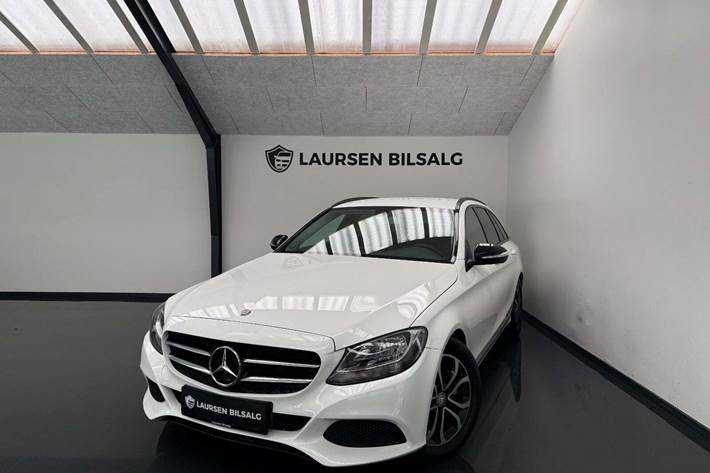 Hvid Mercedes C220 d fra 2015 set udefra
