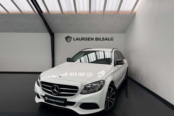 Hvid Mercedes C220 d fra 2015 set udefra