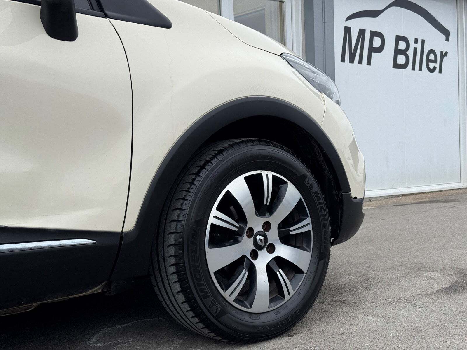 Beige Renault Captur fra 2014