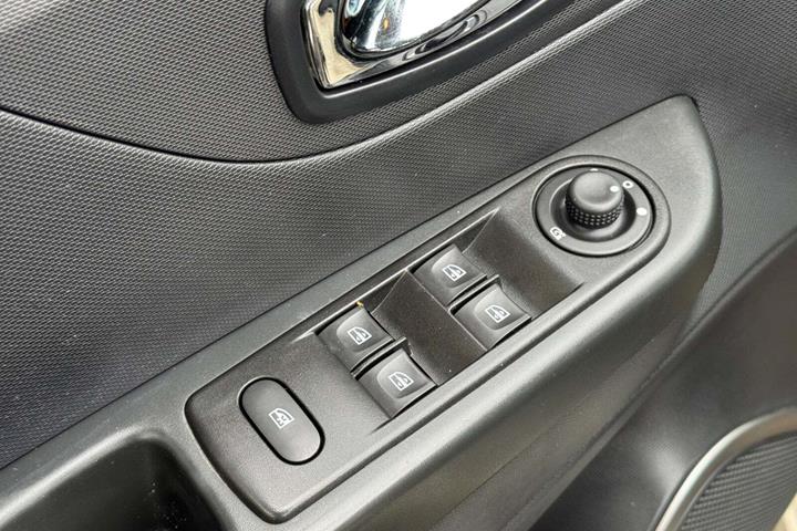 Beige Renault Captur fra 2014