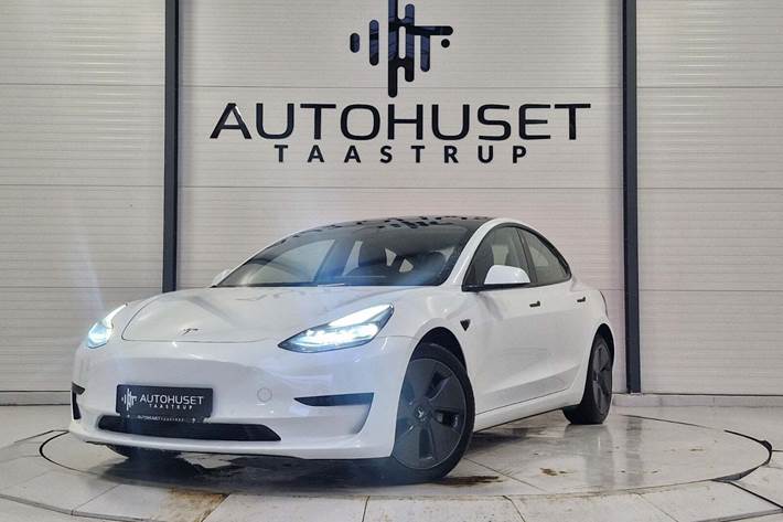 Hvid Tesla Model 3 fra 2021 set udefra