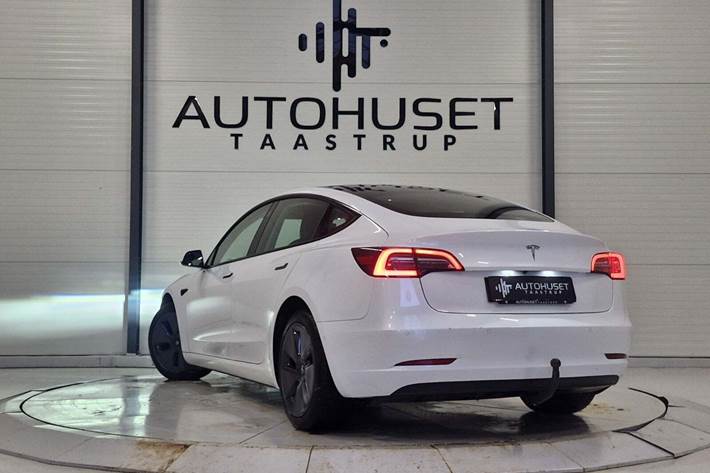 Hvid Tesla Model 3 fra 2021