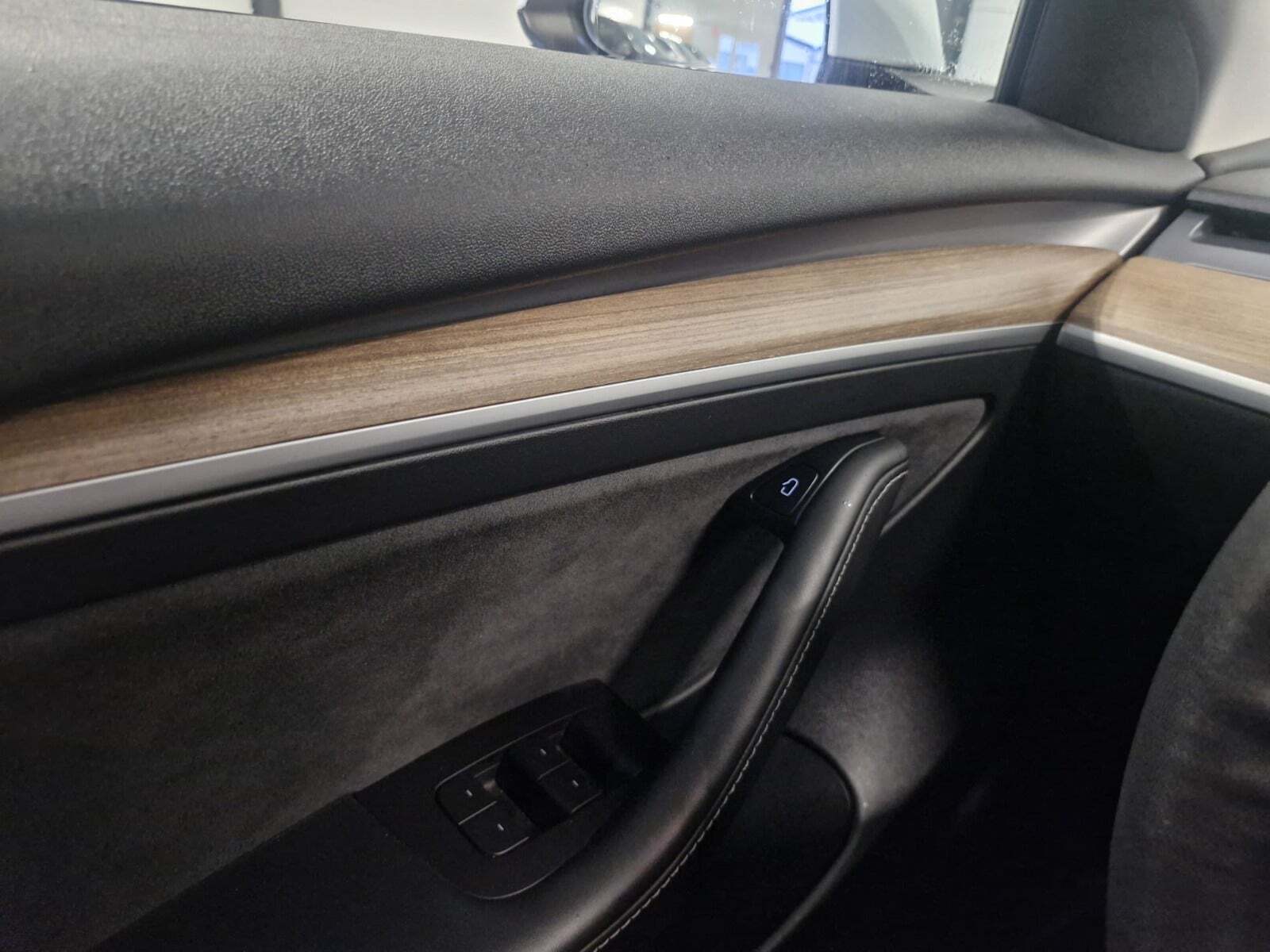 Hvid Tesla Model 3 fra 2021