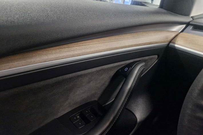 Hvid Tesla Model 3 fra 2021