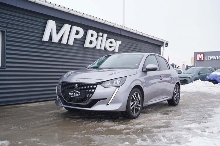 Sølv Peugeot 208 fra 2021 set udefra
