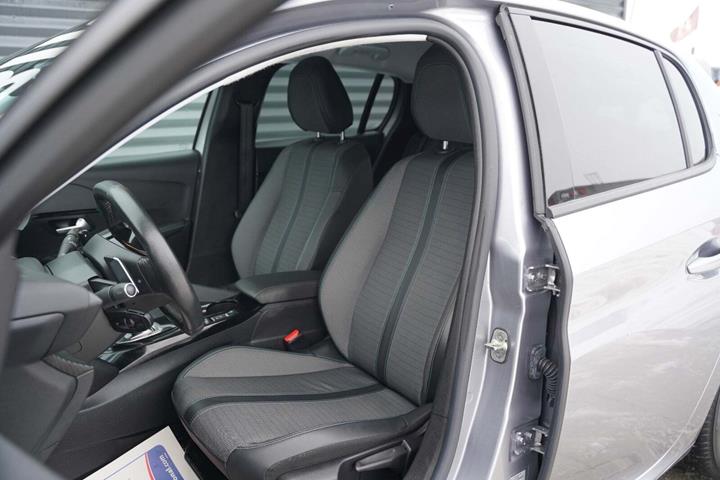 Sølv Peugeot 208 fra 2021