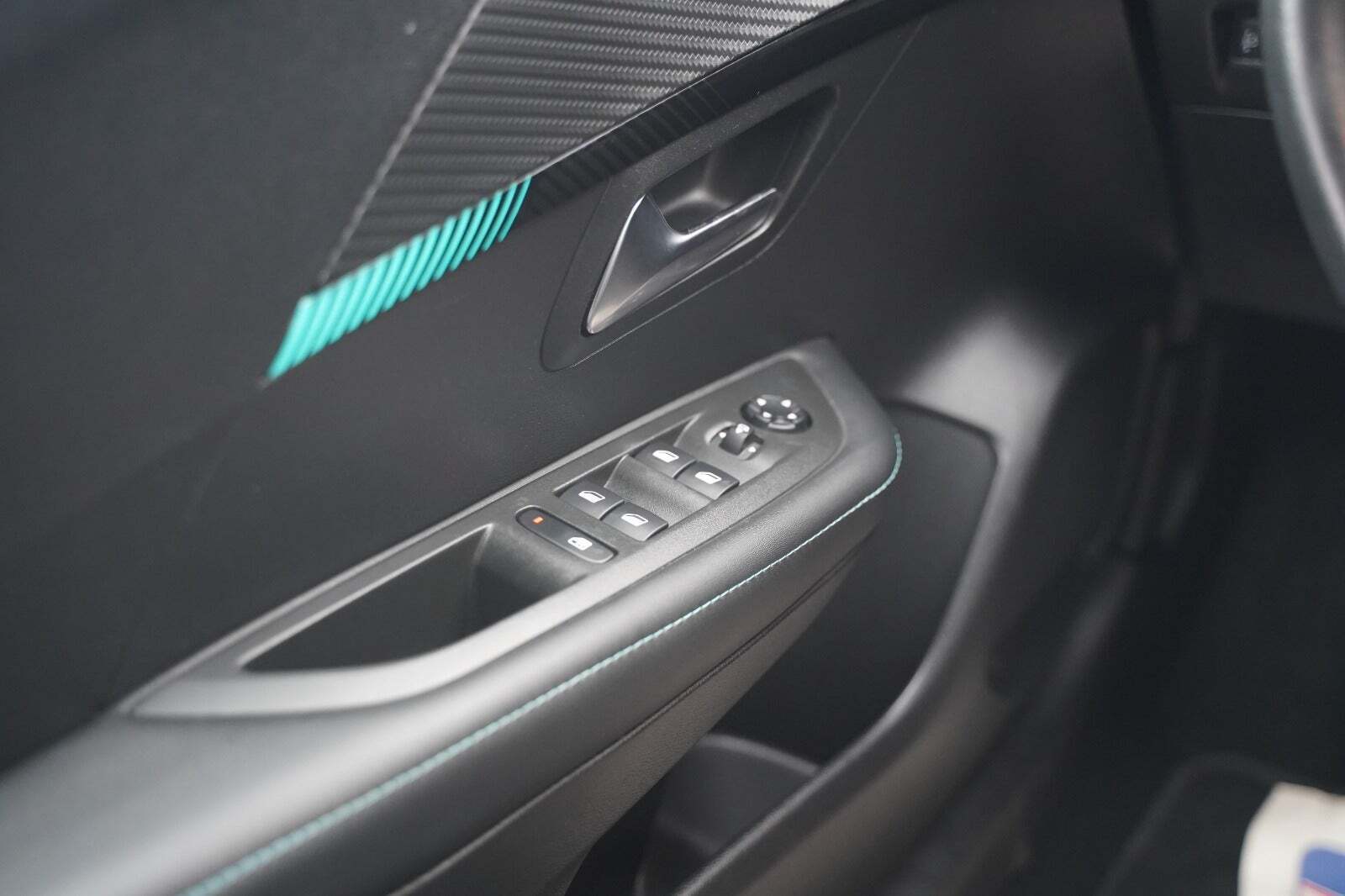 Sølv Peugeot 208 fra 2021
