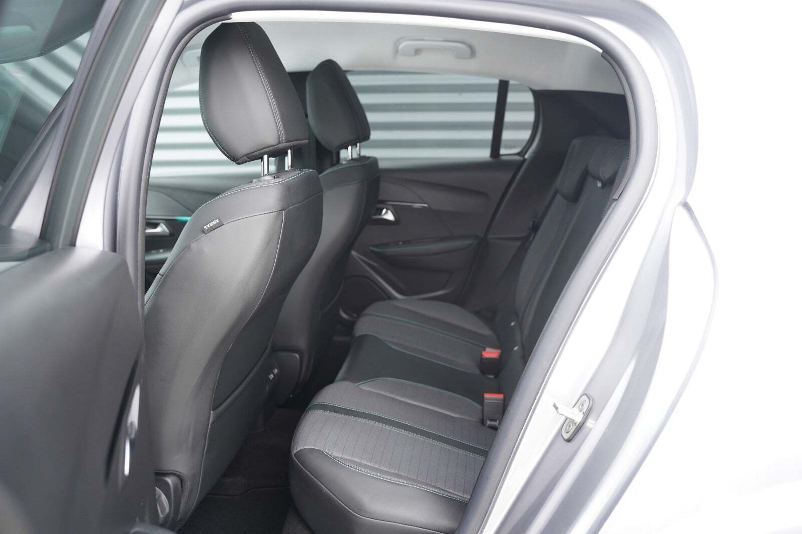 Sølv Peugeot 208 fra 2021
