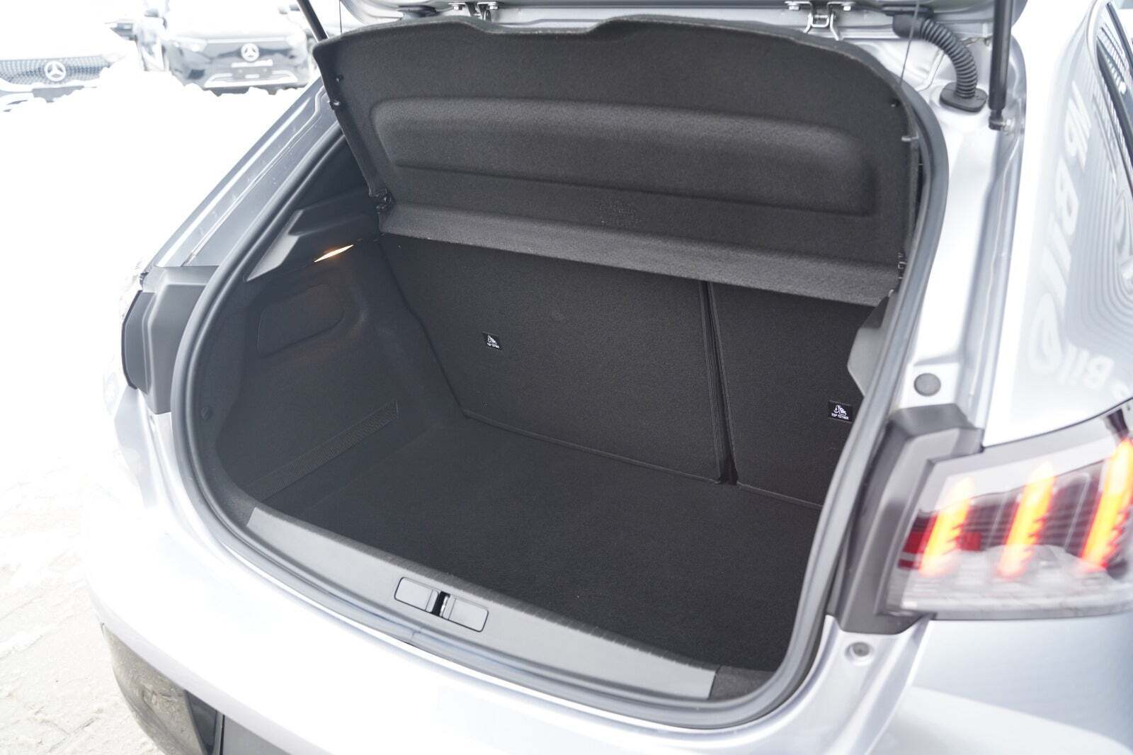 Sølv Peugeot 208 fra 2021