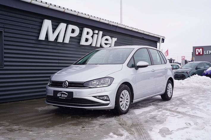 Sølv VW Golf Sportsvan fra 2019 set udefra