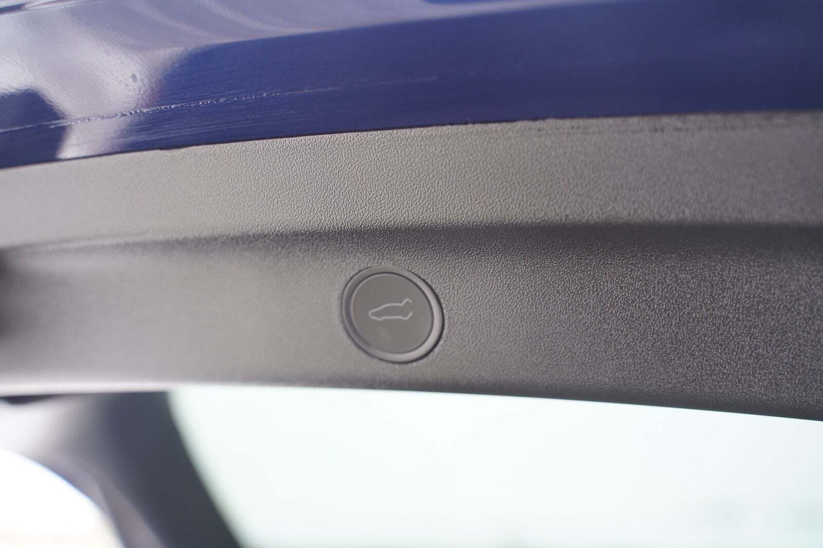 Blå Tesla Model Y fra 2025