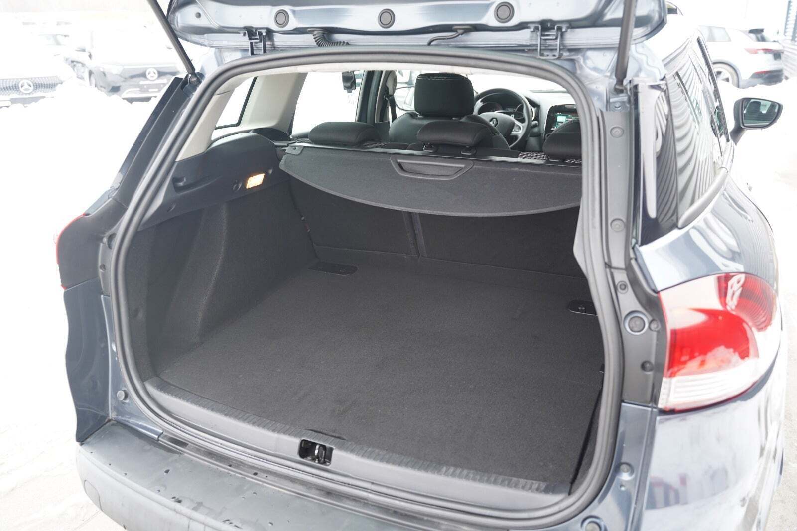 Grå Renault Clio IV fra 2020