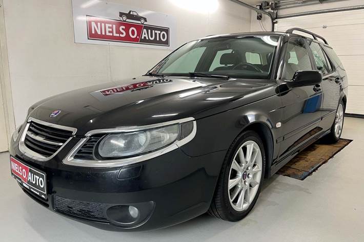 Sort Saab 9-5 fra 2008 set udefra