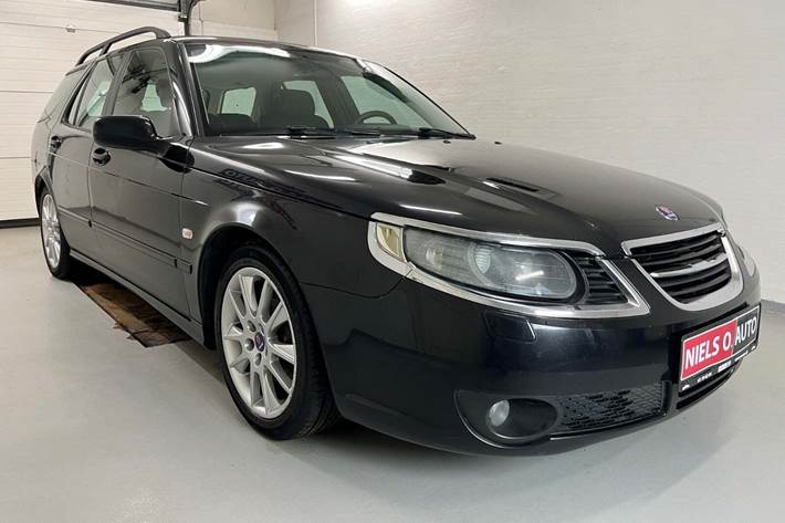 Sort Saab 9-5 fra 2008 set udefra