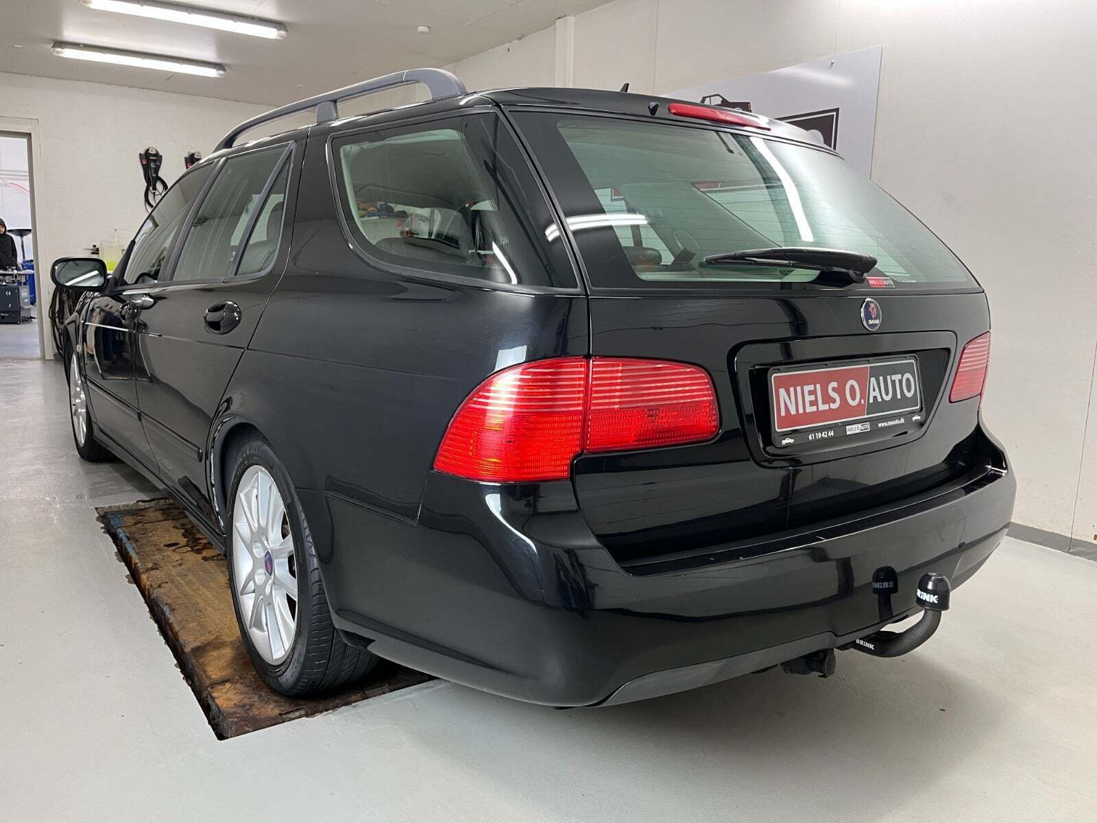 Sort Saab 9-5 fra 2008 set udefra