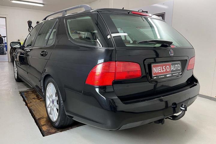 Sort Saab 9-5 fra 2008 set udefra