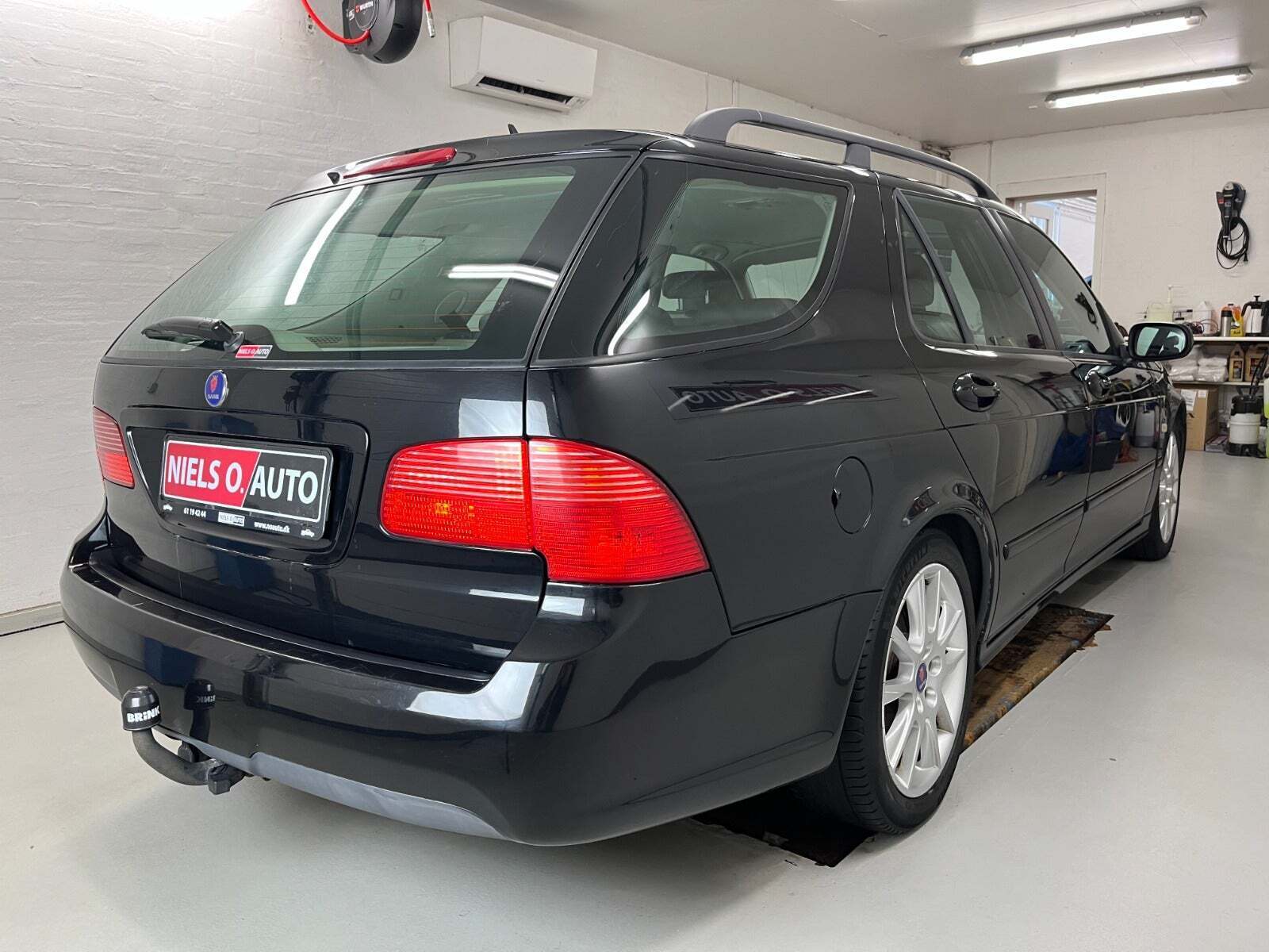 Sort Saab 9-5 fra 2008 set udefra