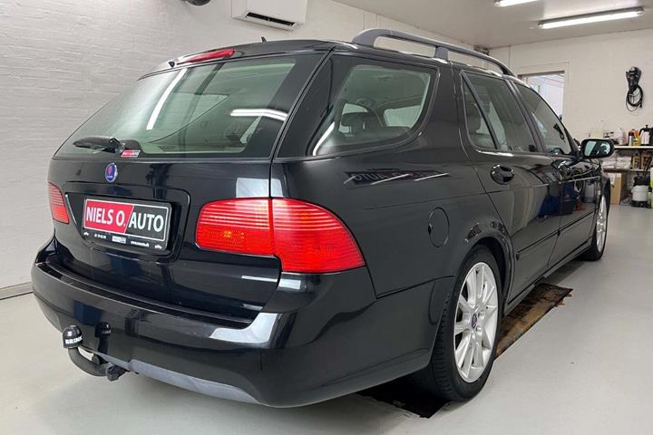 Sort Saab 9-5 fra 2008 set udefra