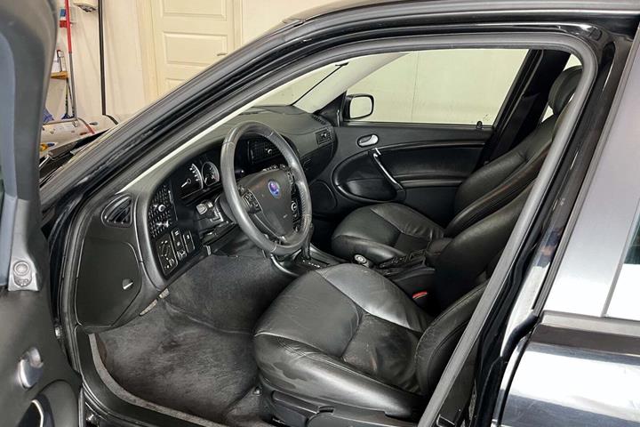 Sort Saab 9-5 fra 2008 set indefra