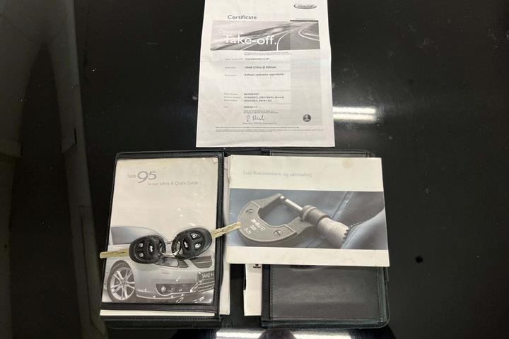 Sort Saab 9-5 fra 2008 set udefra