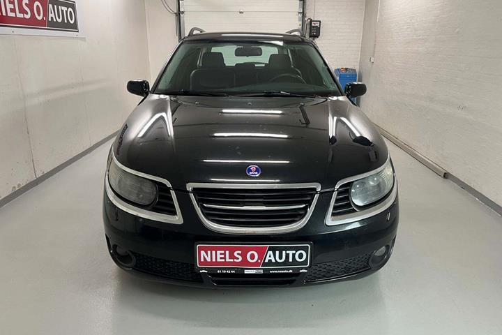 Sort Saab 9-5 fra 2008 set udefra