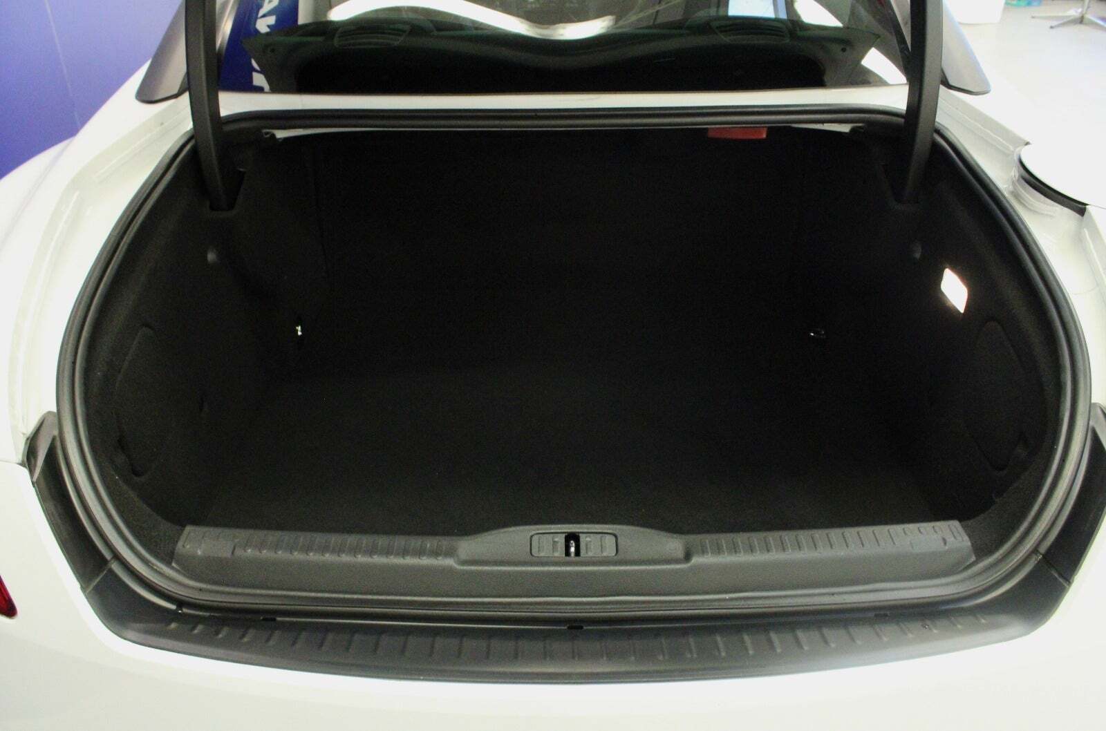 Hvid Peugeot RCZ fra 2014 set udefra