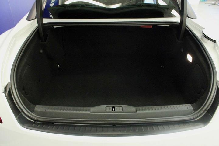 Hvid Peugeot RCZ fra 2014 set udefra