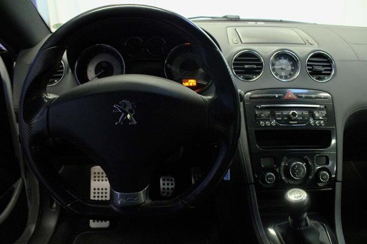 Hvid Peugeot RCZ fra 2014 set indefra