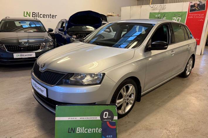 Sølv Skoda Rapid fra 2017 set udefra