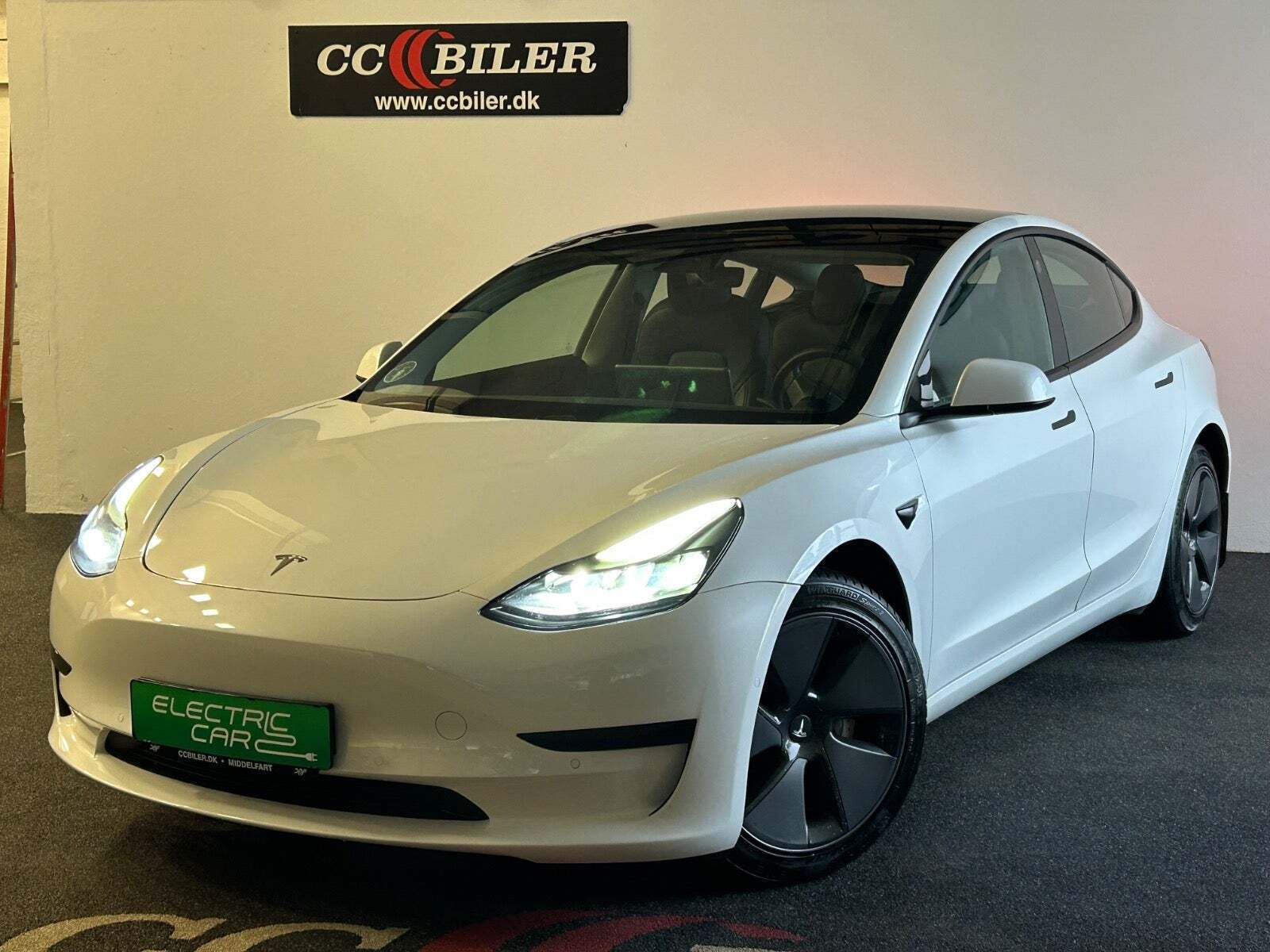 Hvid Tesla Model 3 fra 2021