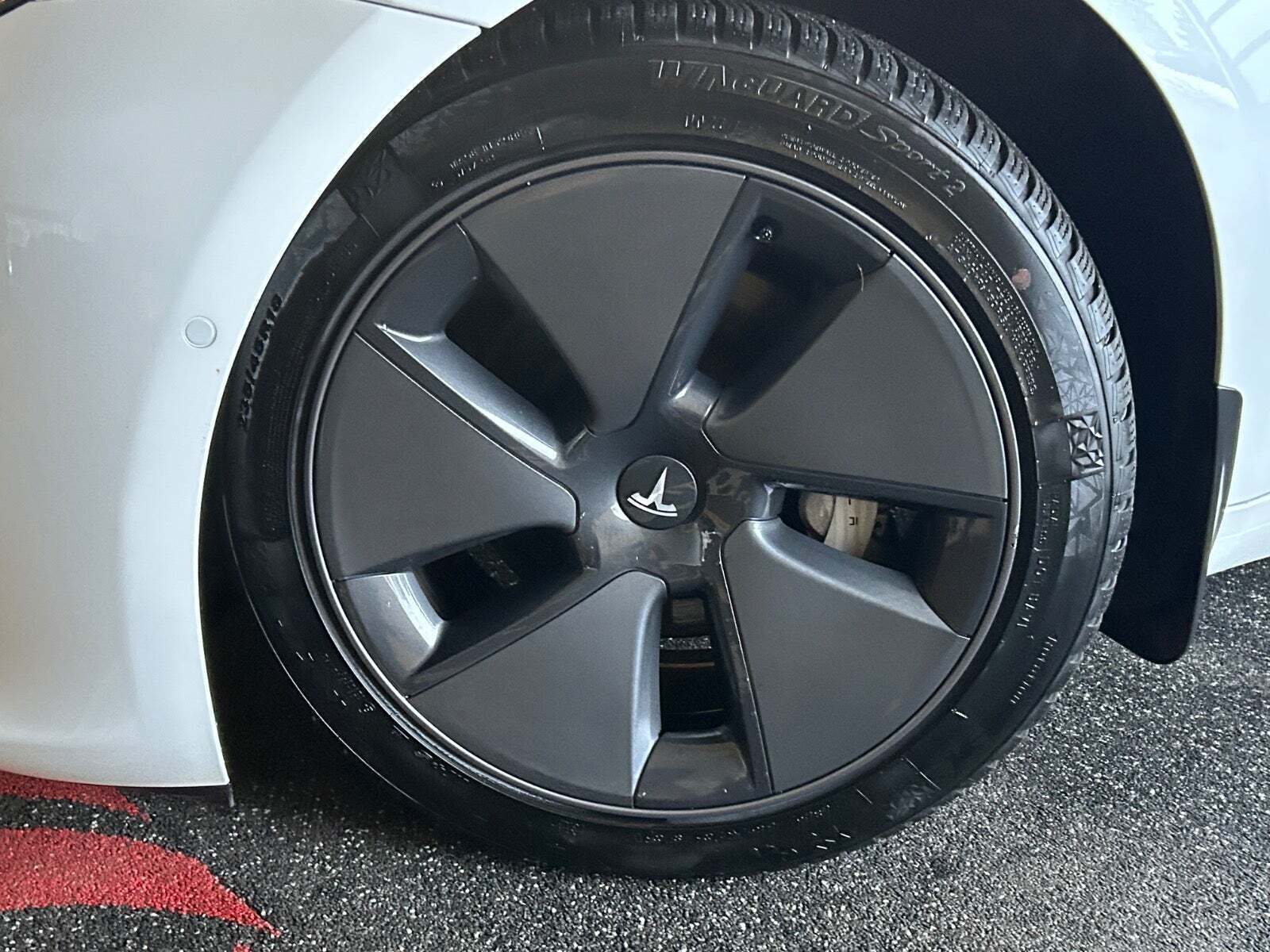 Hvid Tesla Model 3 fra 2021