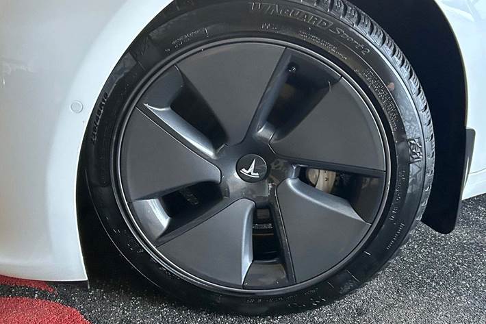 Hvid Tesla Model 3 fra 2021