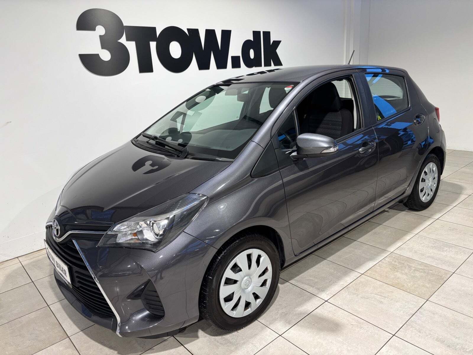 Grå Toyota Yaris fra 2017 set udefra