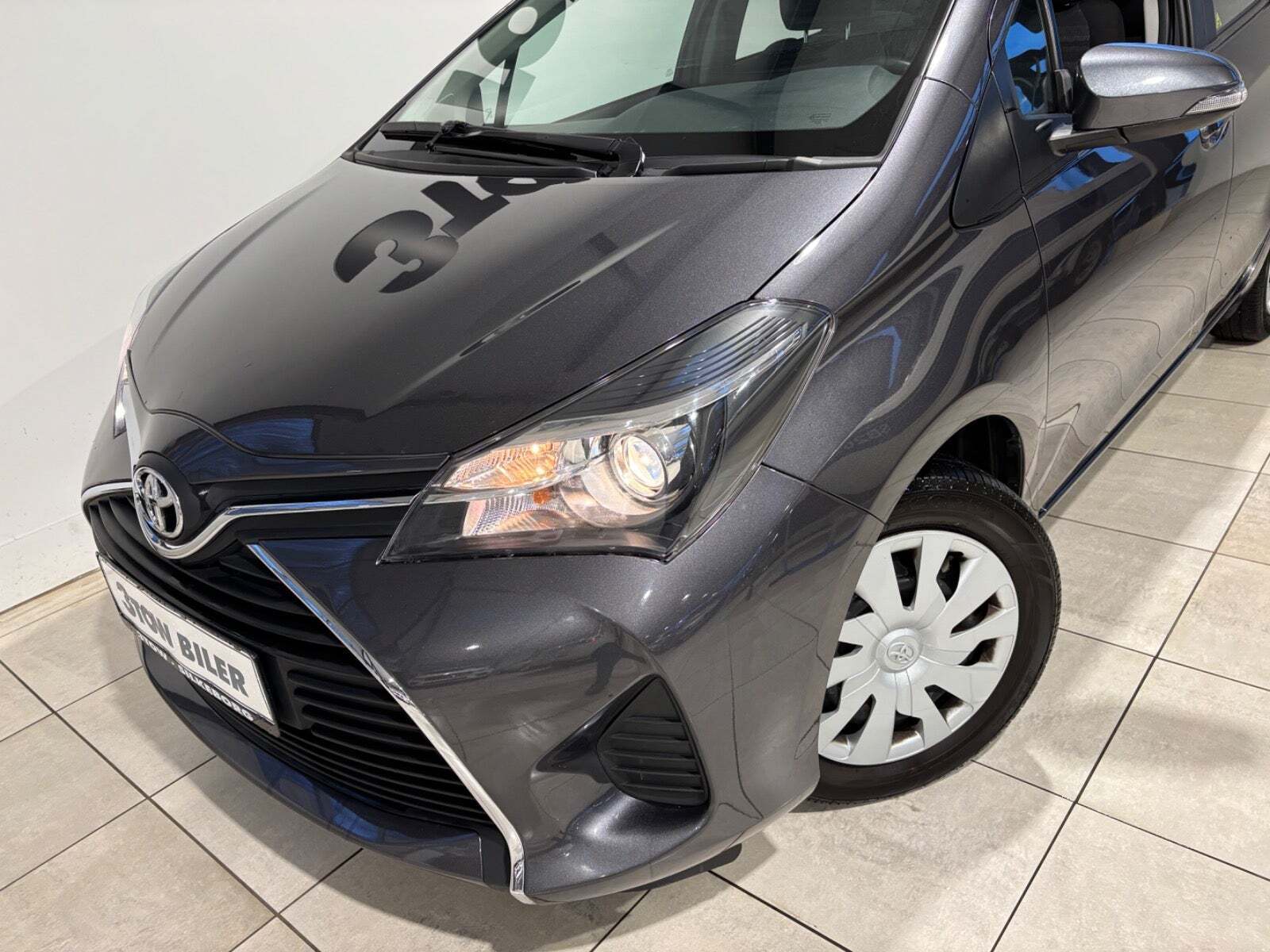Grå Toyota Yaris fra 2017