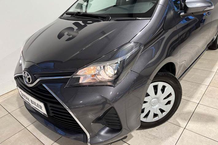 Grå Toyota Yaris fra 2017
