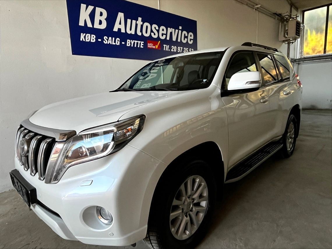 Hvid Toyota Land Cruiser fra 2016