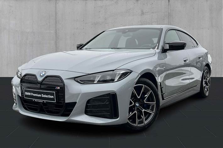 Grå BMW i4 fra 2025 set udefra