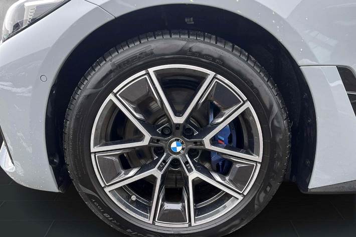 Grå BMW i4 fra 2025