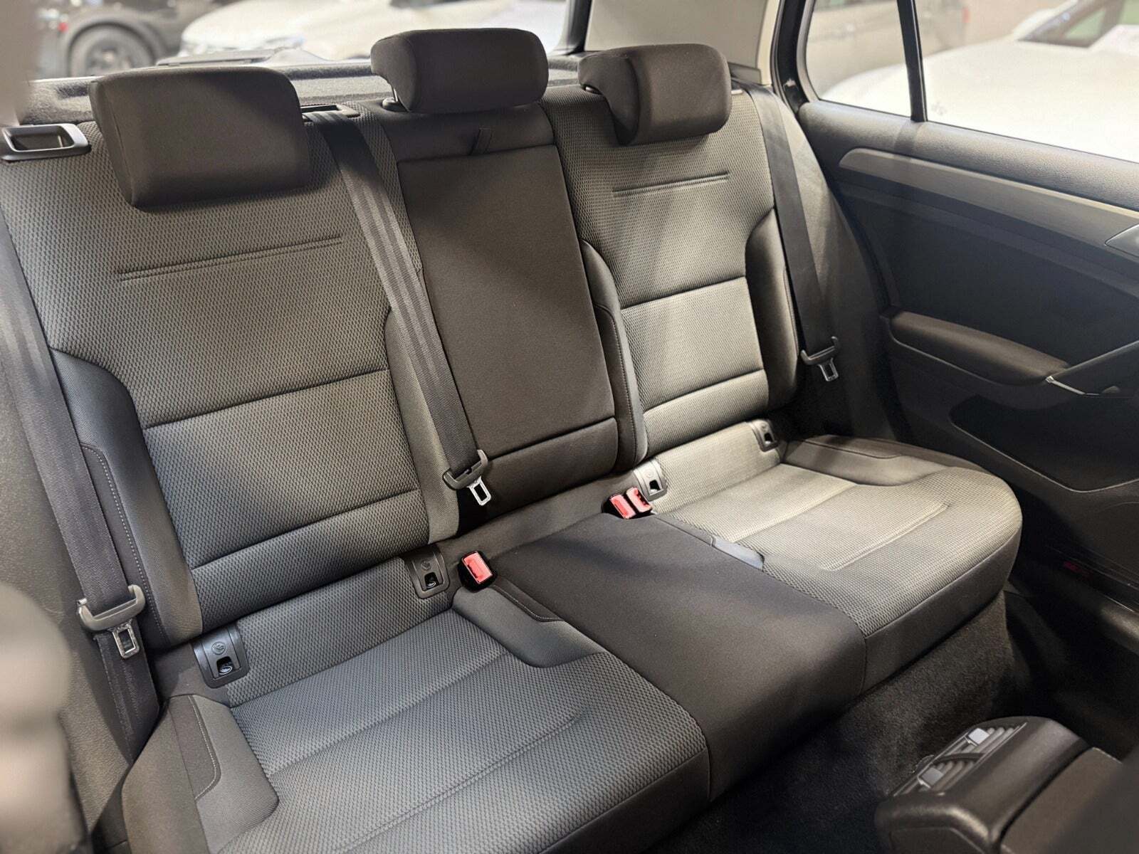 Grå VW Golf VII fra 2014