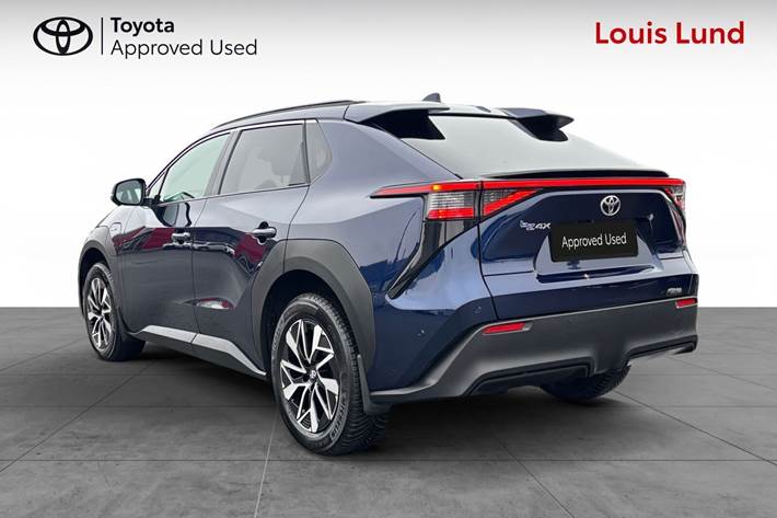 Blå Toyota BZ4X fra 2025