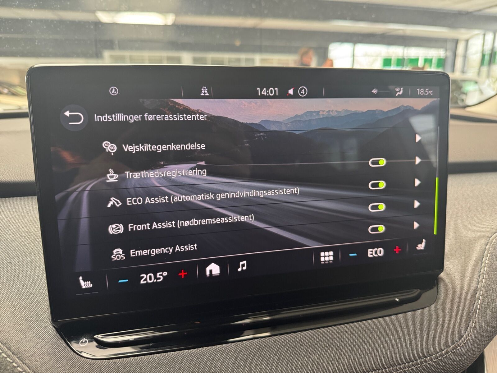 Hvid Skoda Enyaq fra 2023