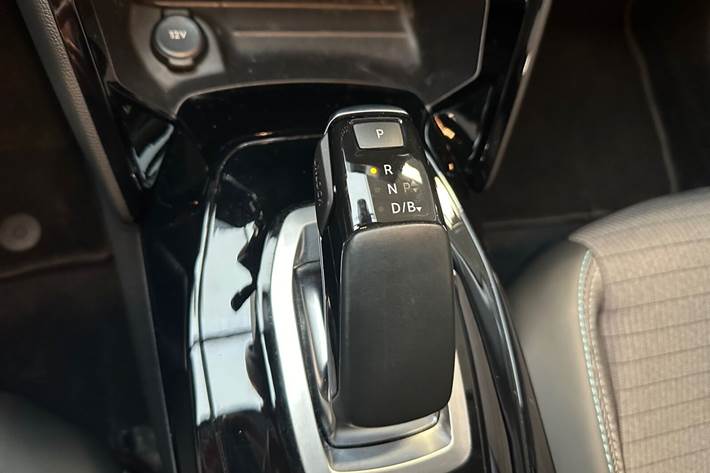 Gul Peugeot e-208 fra 2021