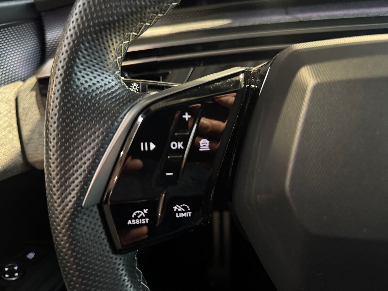 Grå Peugeot e-3008 fra 2025