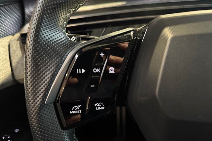 Grå Peugeot e-3008 fra 2025